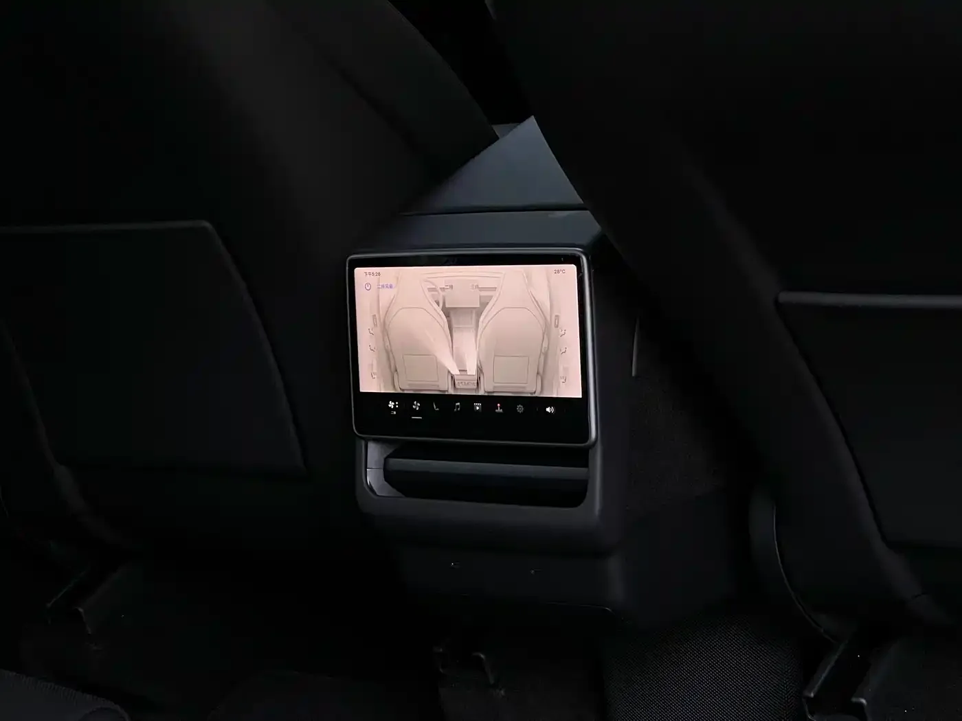 Tesla Model Y L 2025 Facelift Long Range AWD — Фото автомобиля 17