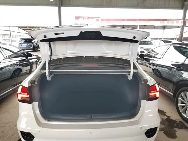 Roewe i5 — Фото автомобиля 18