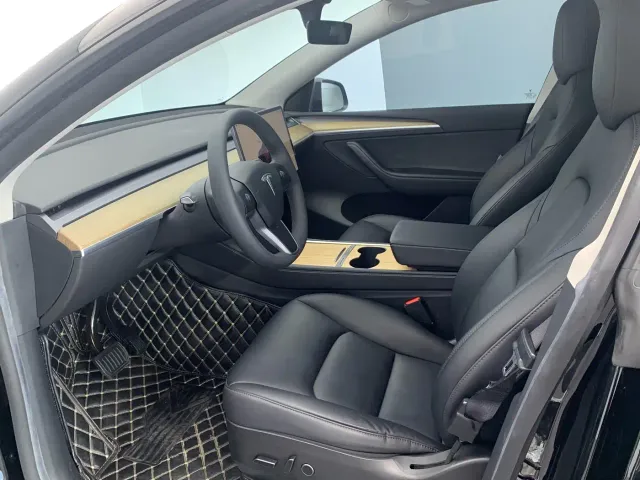 Tesla Model Y — Фото автомобиля 8