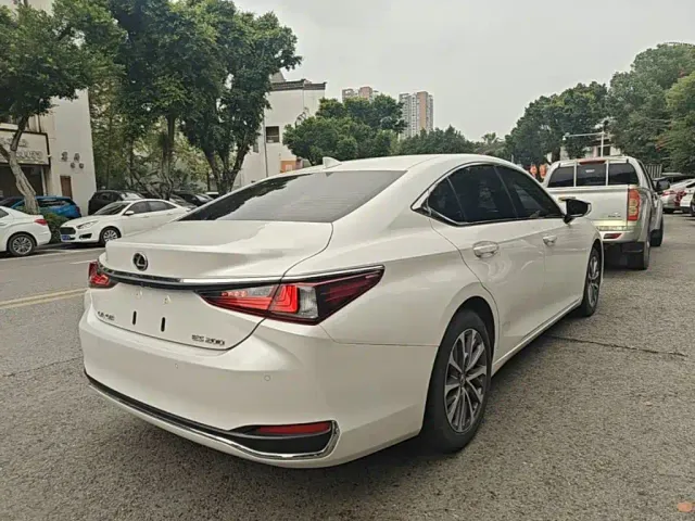 Lexus ES — Фото автомобиля 6
