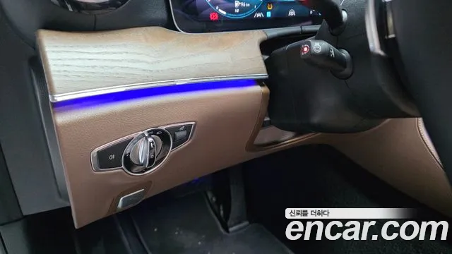 Mercedes-Benz E-Class — Фото автомобиля 20