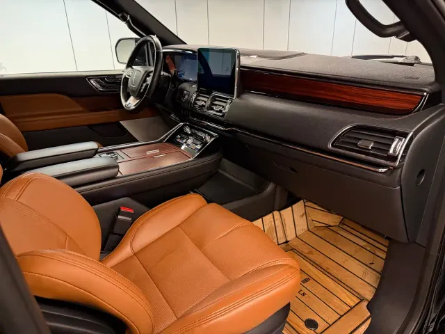 Lincoln Navigator — Фото автомобиля 8