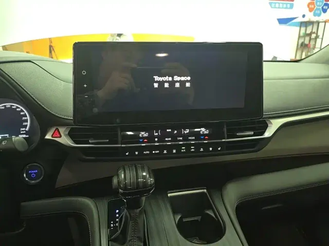 Toyota Sienna — Фото автомобиля 12