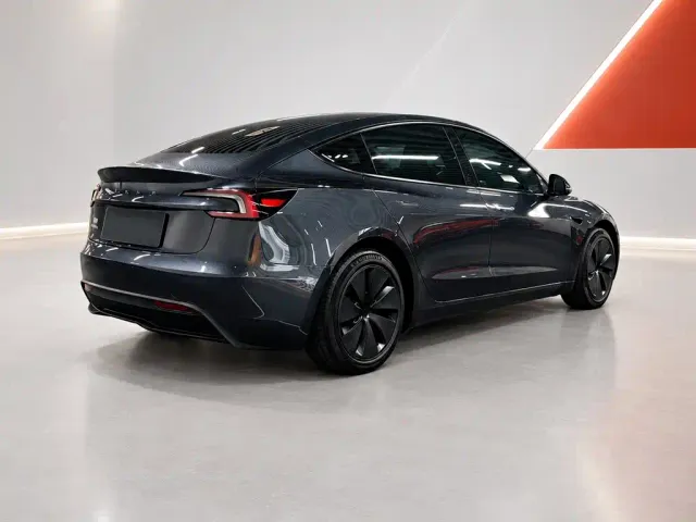 Tesla Model 3 — Фото автомобиля 6