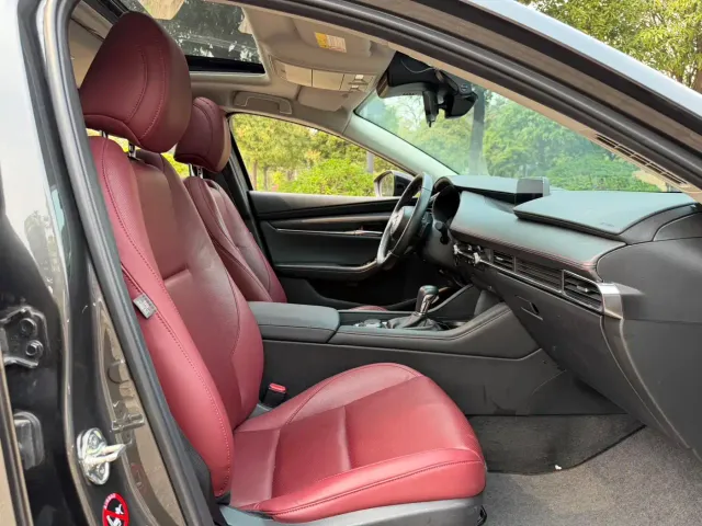 Mazda Axela — Фото автомобиля 10