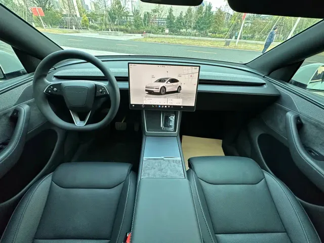 Tesla Model Y L — Фото автомобиля 8