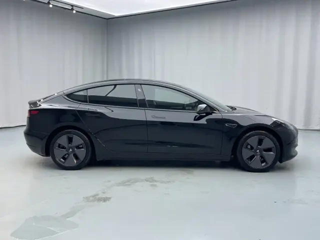 Tesla Model 3 — Фото автомобиля 7