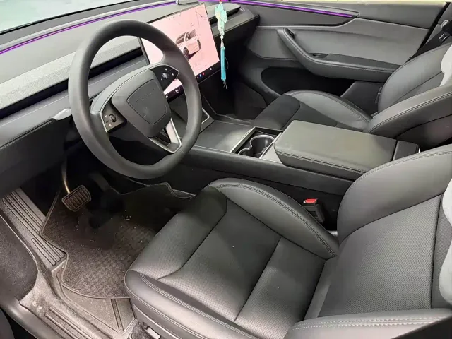 Tesla Model Y — Фото автомобиля 11