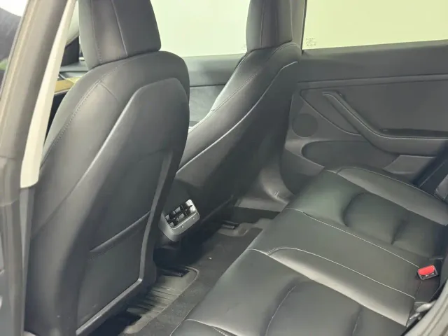 Tesla Model 3 — Фото автомобиля 7