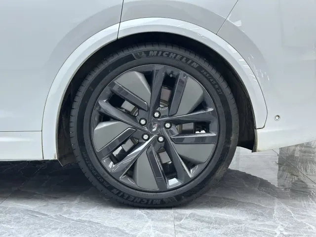 Li Auto L7 — Фото автомобиля 13