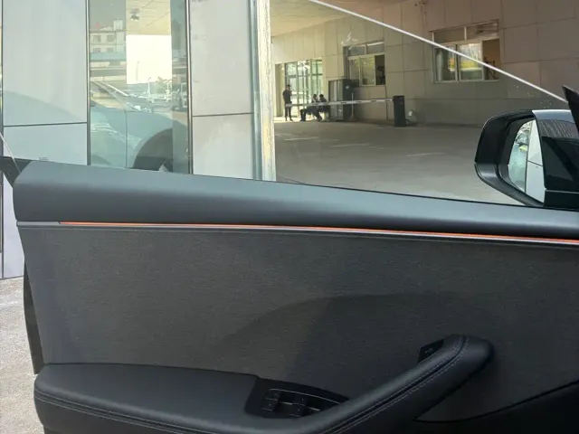 Tesla Model 3 — Фото автомобиля 11