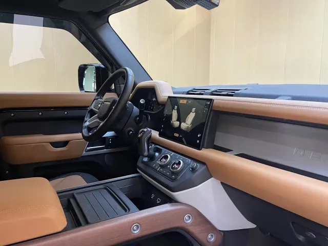 Land Rover Defender — Фото автомобиля 12
