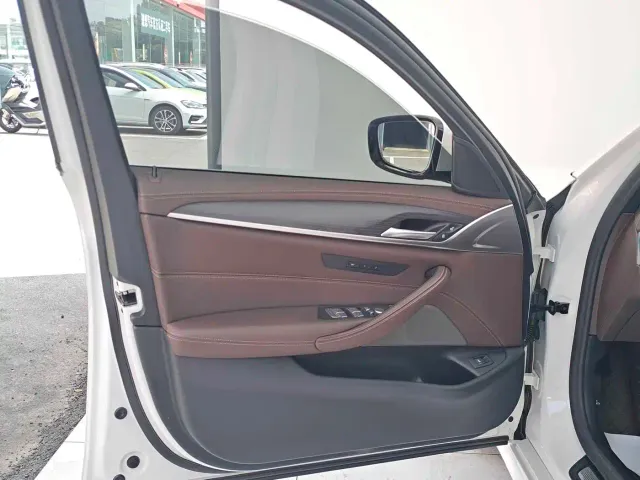 BMW 5 Series — Фото автомобиля 9