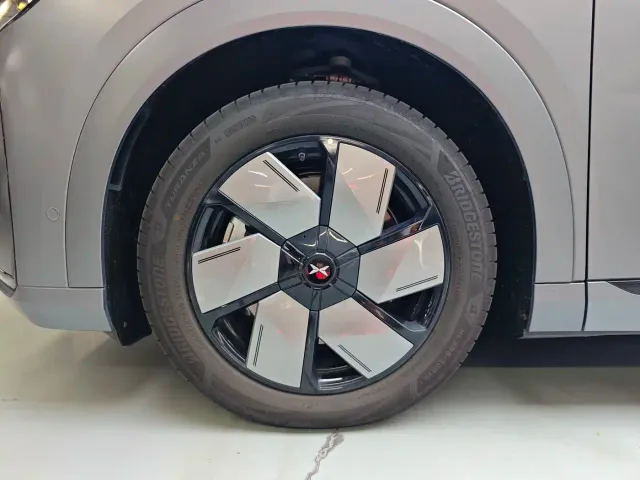 Xpeng X9 — Фото автомобиля 5