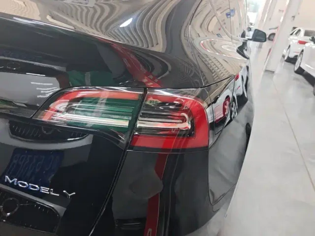 Tesla Model Y — Фото автомобиля 7