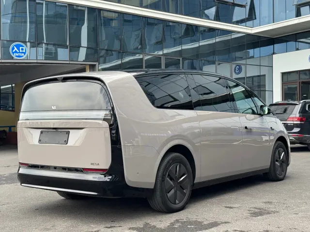 Li Auto MEGA — Фото автомобиля 5