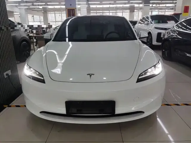 Tesla Model 3 — Фото автомобиля 2