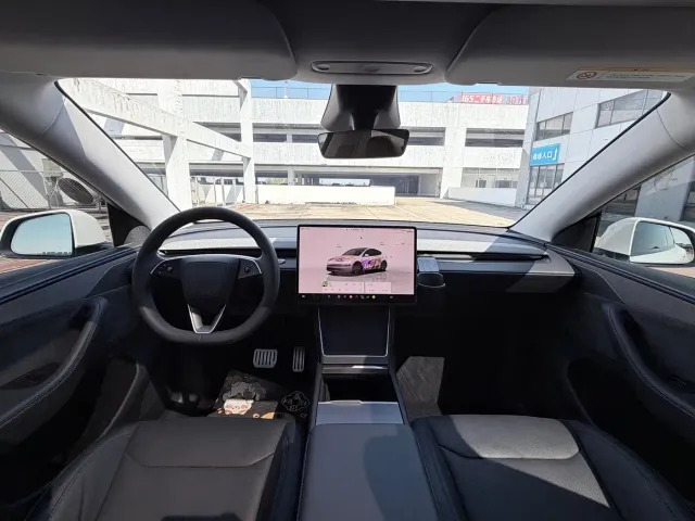 Tesla Model Y — Фото автомобиля 11