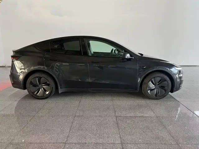 Tesla Model Y — Фото автомобиля 3