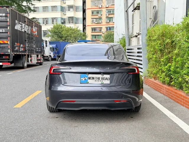 Tesla Model 3 — Фото автомобиля 5