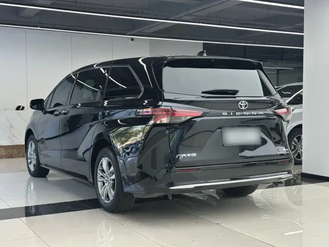 Toyota Sienna — Фото автомобиля 10