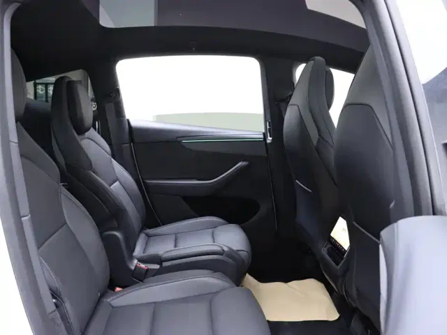 Tesla Model Y L — Фото автомобиля 13