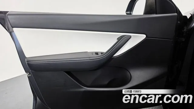 Tesla Model Y — Фото автомобиля 13