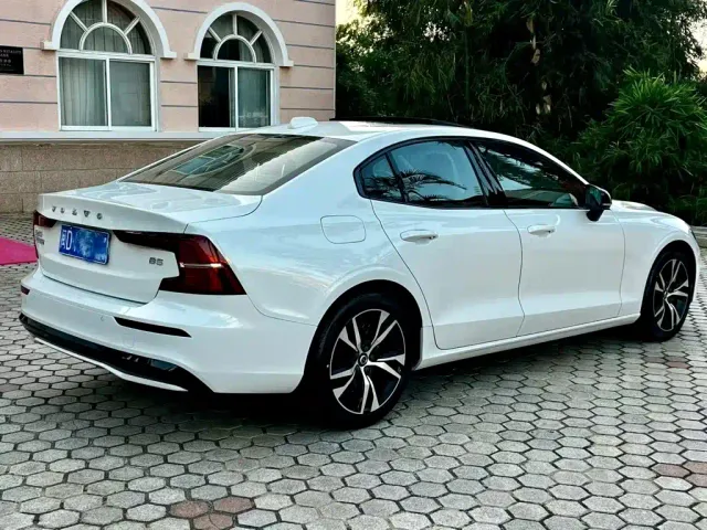 Volvo S60 — Фото автомобиля 4