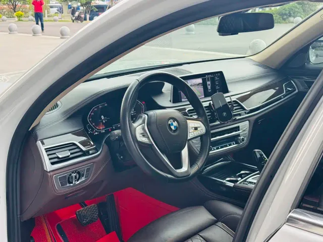 BMW 7 Series — Фото автомобиля 13