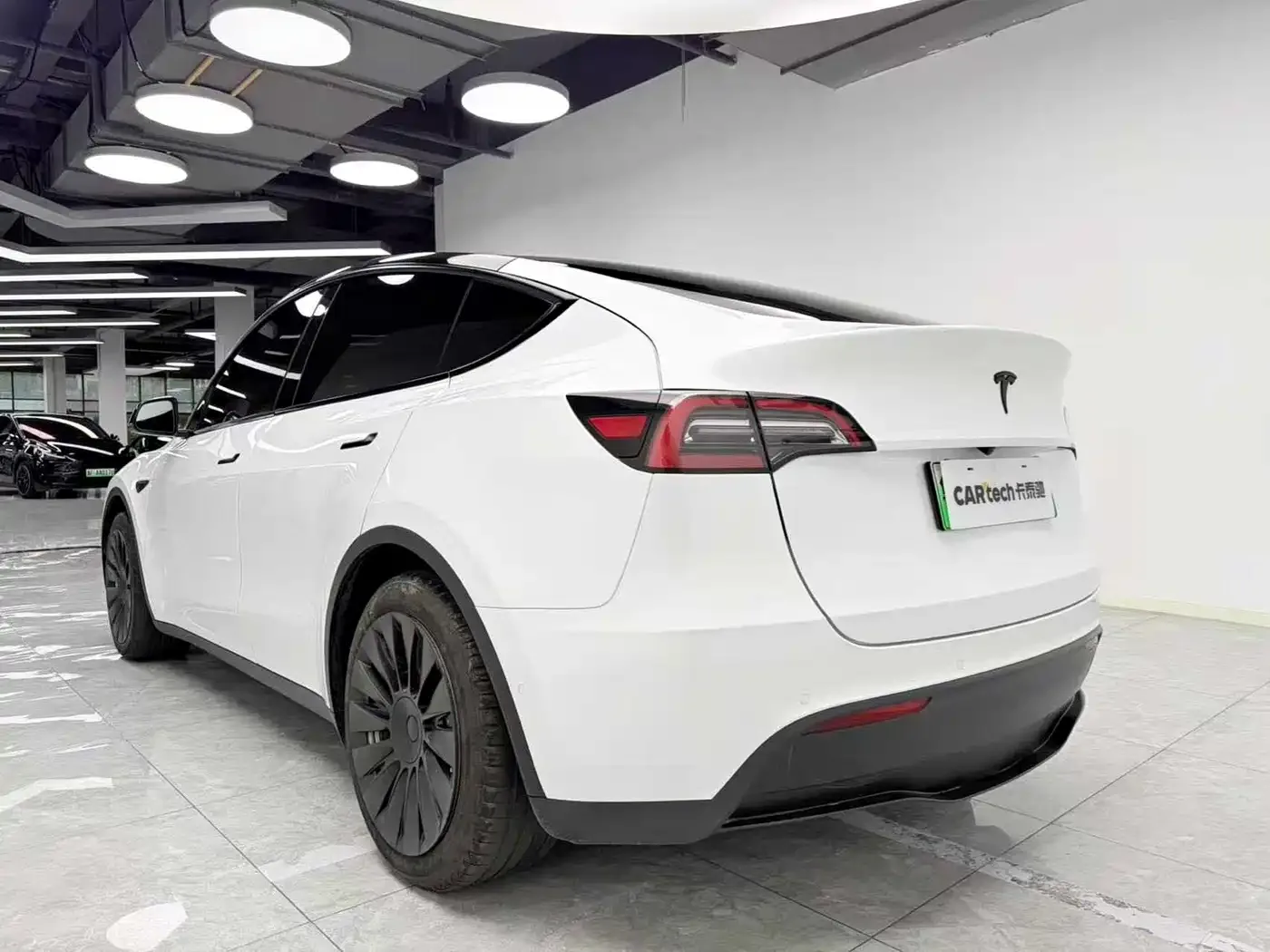 Tesla Model Y 2022 Rear-Wheel Drive Version — Фото автомобиля 4