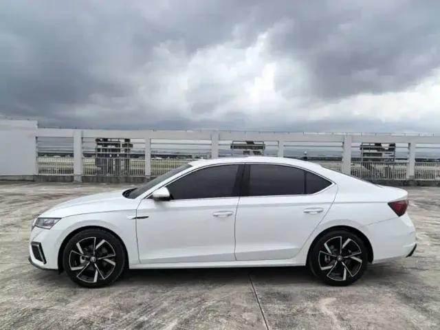 Škoda Octavia 2023 Facelift PRO TSI280 Premium Edition — Фото автомобиля 2