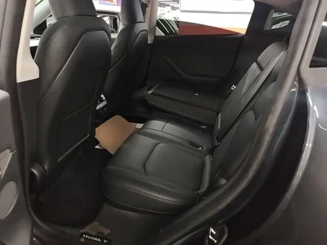 Tesla Model Y — Фото автомобиля 16