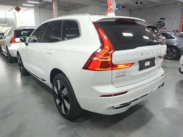 Volvo XC60 — Фото автомобиля 4
