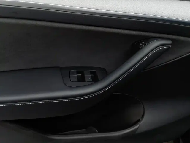 Tesla Model Y — Фото автомобиля 9