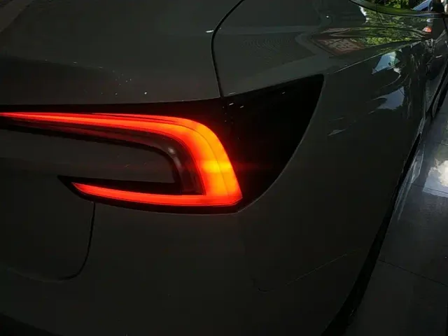 Tesla Model 3 — Фото автомобиля 7
