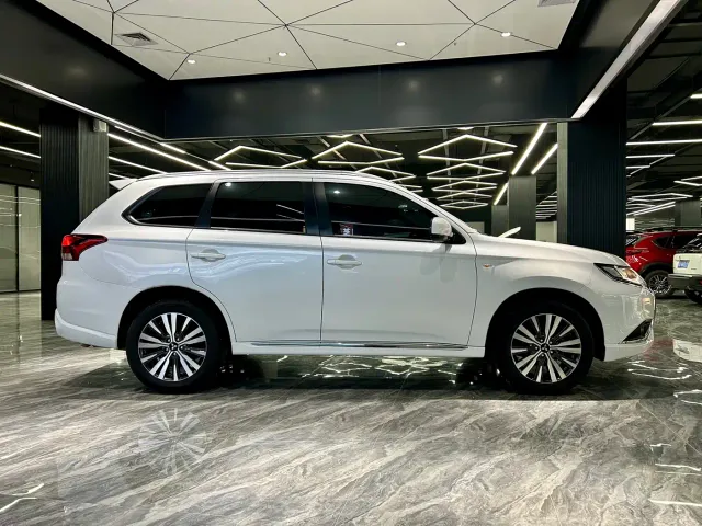Mitsubishi Outlander — Фото автомобиля 4
