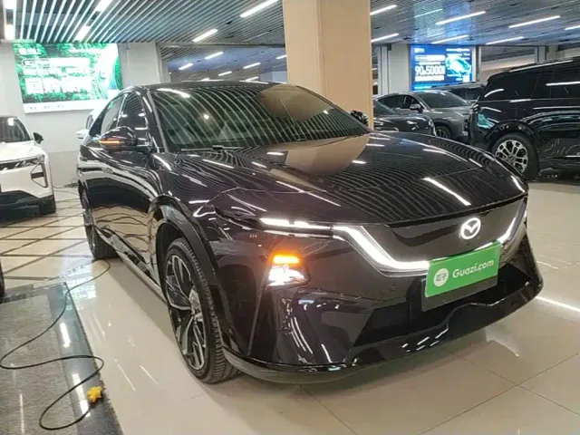 Mazda EZ-60 — Фото автомобиля 3