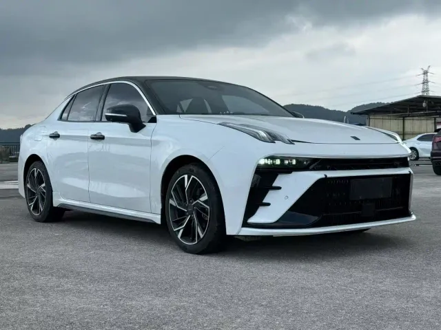 Lynk & Co 03 — Фото автомобиля 3