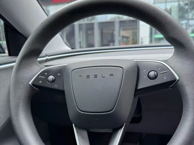 Tesla Model 3 — Фото автомобиля 19