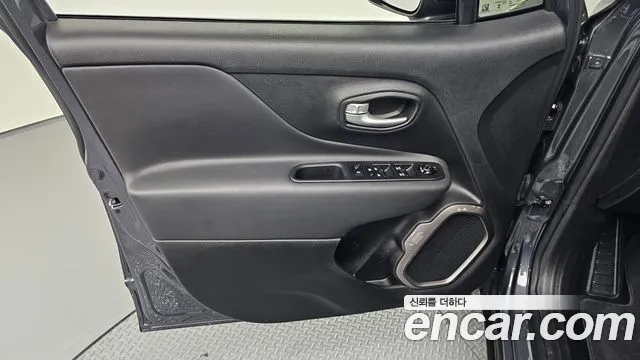 Jeep Renegade — Фото автомобиля 7