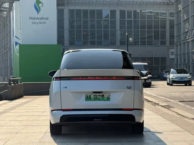 Xpeng X9 — Фото автомобиля 18