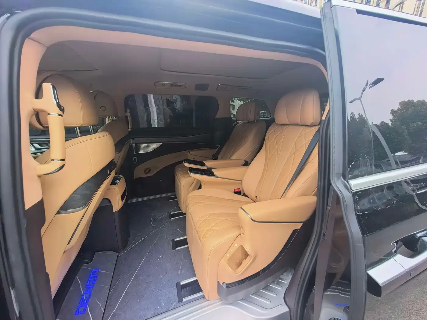 Denza Denza D9 2025 DM-i Smart Drive Edition 1020 AWD Luxury — Фото автомобиля 6