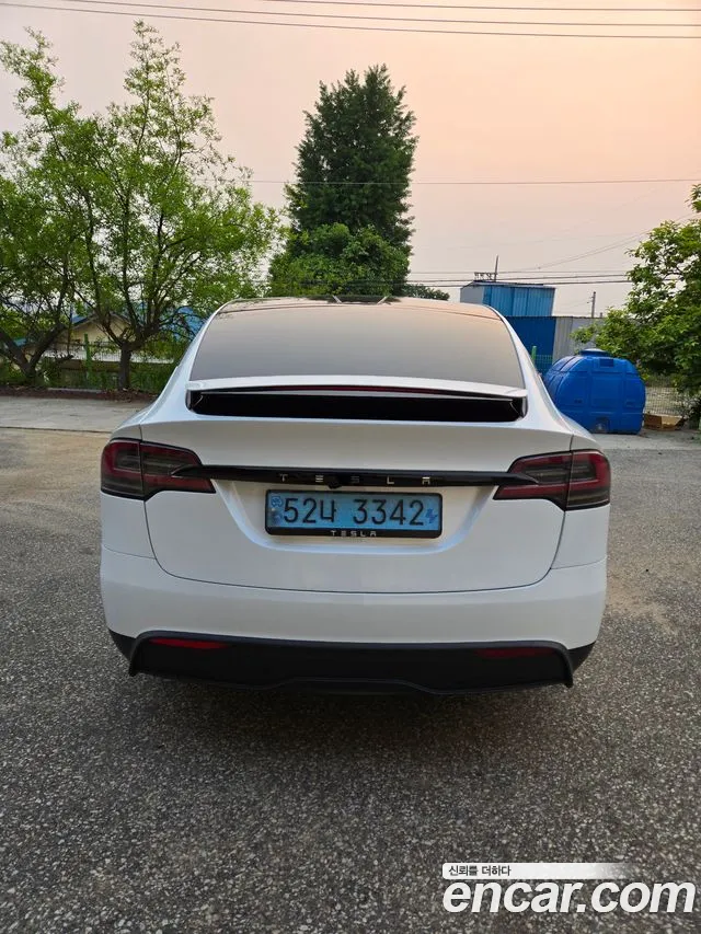 Tesla Model X — Фото автомобиля 6