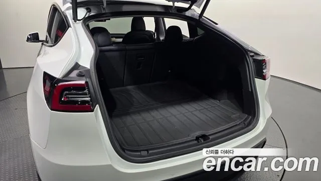 Tesla Model Y — Фото автомобиля 17
