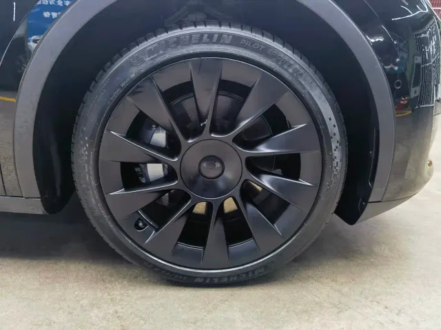 Tesla Model Y — Фото автомобиля 17