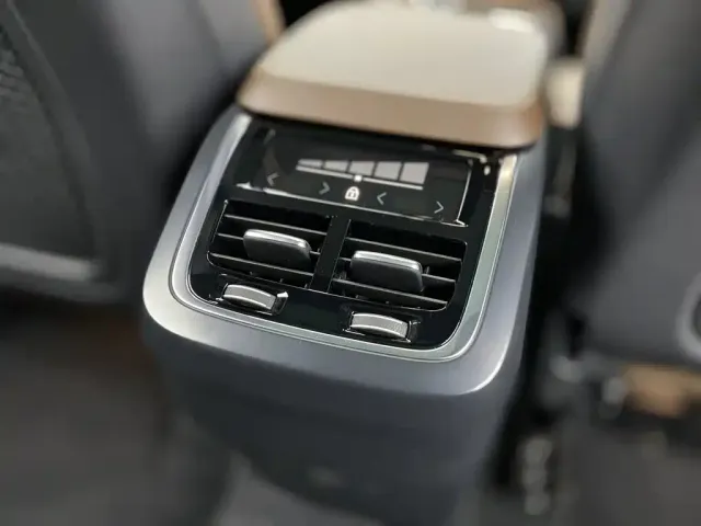 Volvo XC90 — Фото автомобиля 21