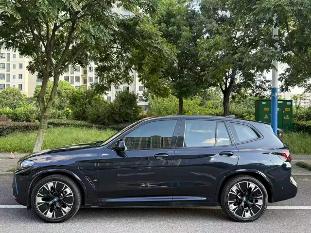 BMW iX3 — Фото автомобиля 4