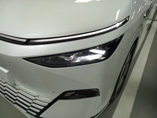 Xpeng X9 — Фото автомобиля 23