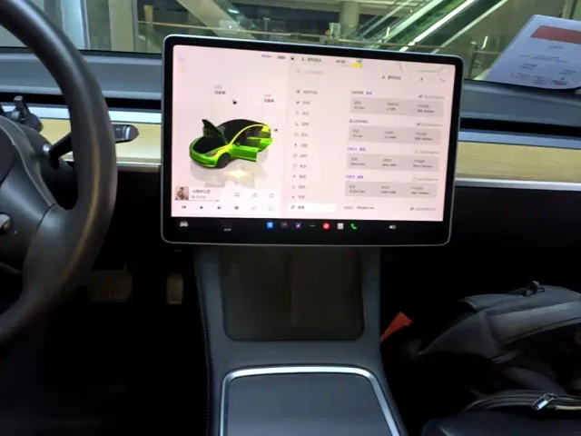 Tesla Model 3 — Фото автомобиля 12