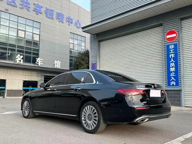 Mercedes-Benz E-Class — Фото автомобиля 4